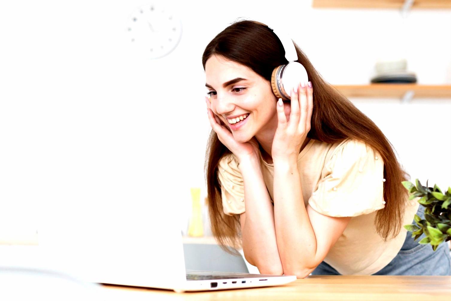 Kursraum mit modernen Lernmaterialien für Finanzbildung