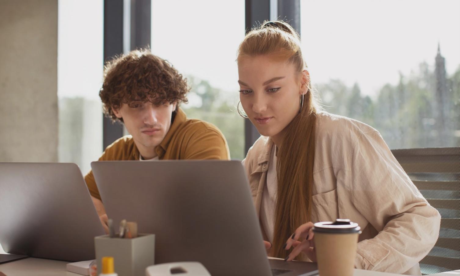 Teilnehmende im Austausch während eines Finanzworkshops