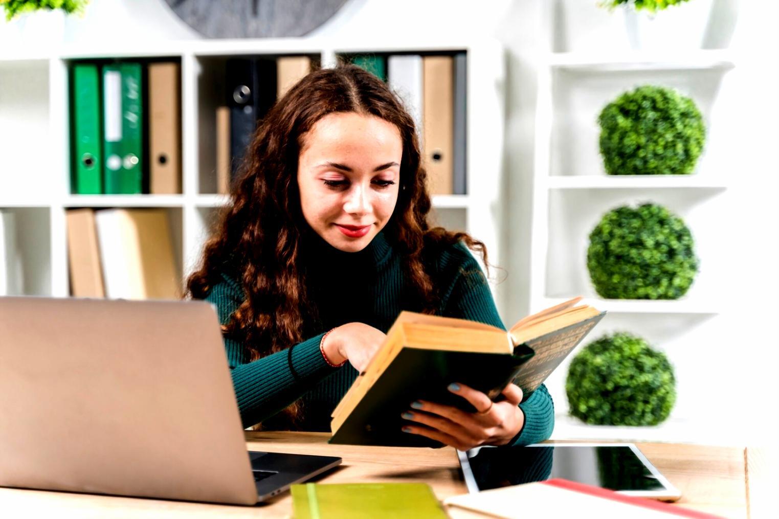 Gemeinsames Arbeiten an Fallbeispielen im Kursraum